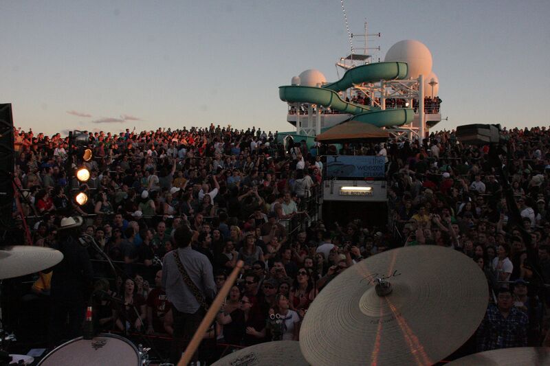 File:Lido deck IMG 4392 copy.jpg