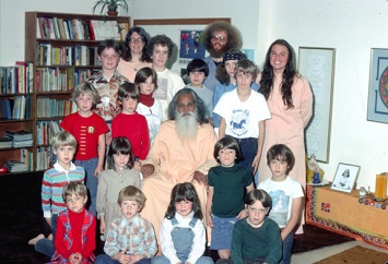 Riverpedia Integral Yoga School 1977.JPG